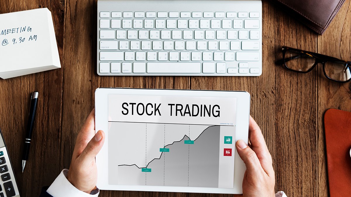 Stock market vs Option Trading – A visual representation of stock market investments and option trading strategies, highlighting the risks and rewards of both investment methods in 2025.